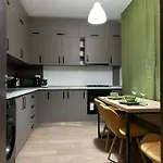 Coresi Mall Area By Glam Apartment *