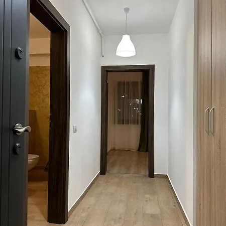 Apartman Coresi Mall Area & By Glam