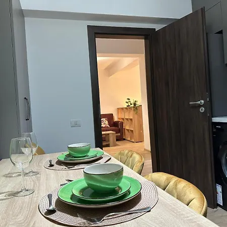 Coresi Mall Area & By Glam Apartman *