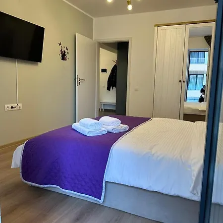 Coresi Mall Area & By Glam Apartman *