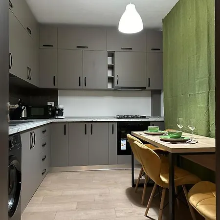 Coresi Mall Area & By Glam Apartman *