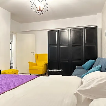 Apartman Coresi Mall Area & By Glam