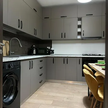 Coresi Mall Area & By Glam Apartman *