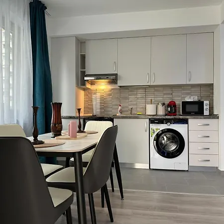 Coresi Mall Area & By Glam Apartamento