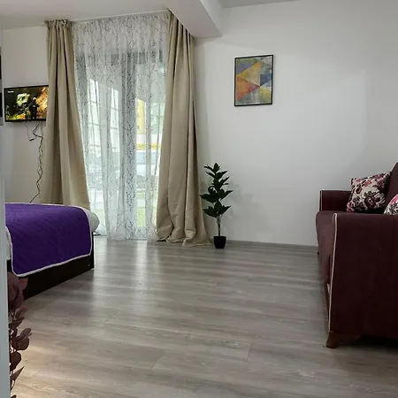 Coresi Mall Area & By Glam Apartman *