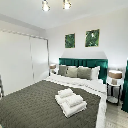 Apartment Coresi Mall Area & By Glam *