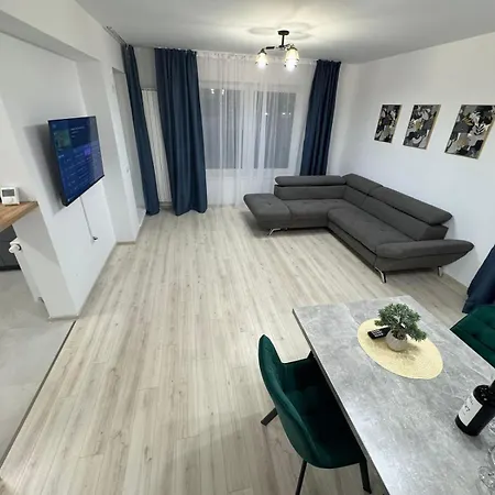 Coresi Mall Area & By Glam Apartamento