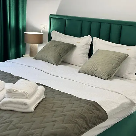 Coresi Mall Area & By Glam Apartment