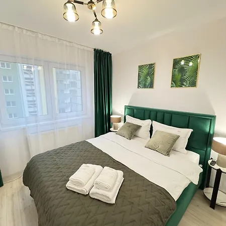Apartment Coresi Mall Area & By Glam *