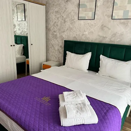 Apartment Coresi Mall Area & By Glam *