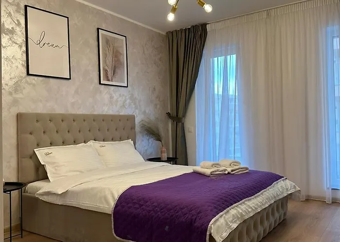 Coresi Mall Area By Glam 公寓